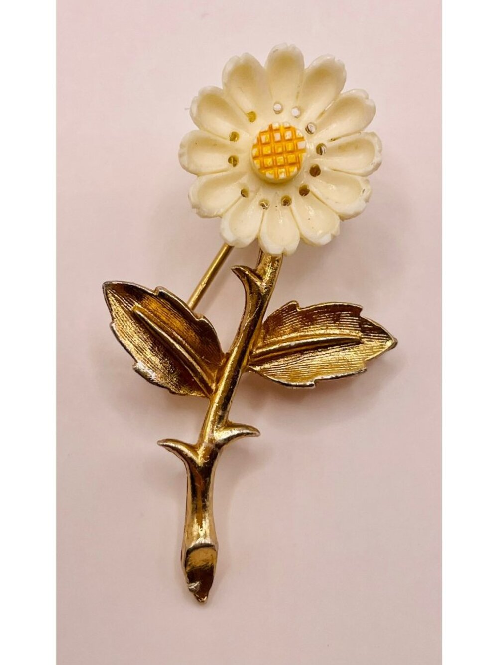 Vintage Mid-Century Gold Tone Daisy Flower Brooch Pin -23B